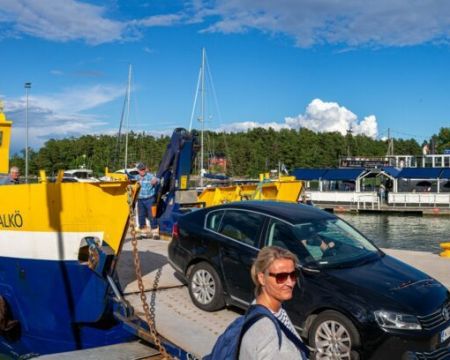 Förbindelsebåten Ms Falkö i hamn i Nagu. Bild av Tero Tuomisto