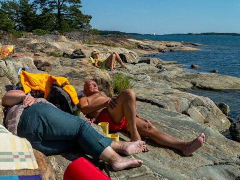 Nagu sommar människor ligger på berget och solar. Bild av Tero Tuominen