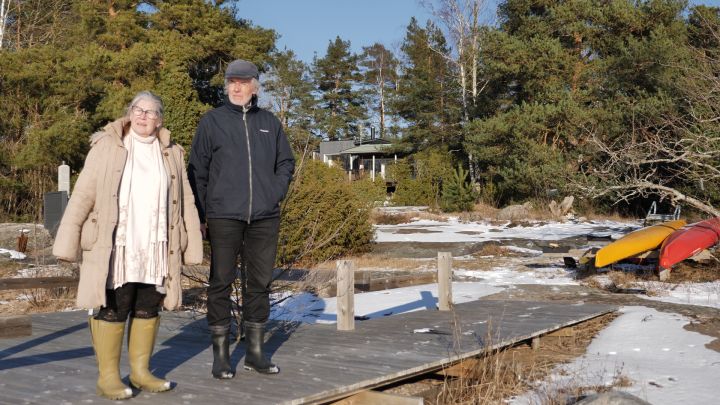 Tero ja Raili Tuomisto seisovat mökkinsä laiturilla