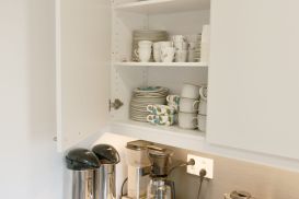 Kaffekokare och kaffekoppar